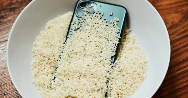 Bí quyết cứu smartphone ướt: Thùng gạo hay vỗ nhẹ đây?