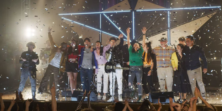 The Power Rangers celebrating on a stage at the end of Cosmic Fury