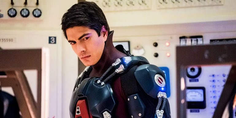 Brandon Routh As Ray Palmer In Atom Suit Without Helmet In A Lab In The Arrowverse