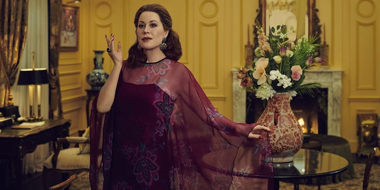 Molly Ringwald in a fancy house in Feud season 2