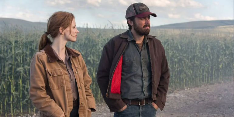 Murph (Jessica Chastain) and Tom (Casey Affleck) standing in a field in Interstellar