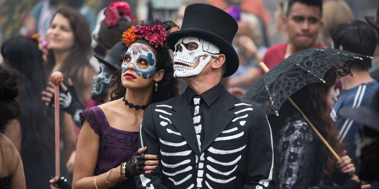 Bond and Estrella at the Day of the Dead festivities in Mexico City - Spectre
