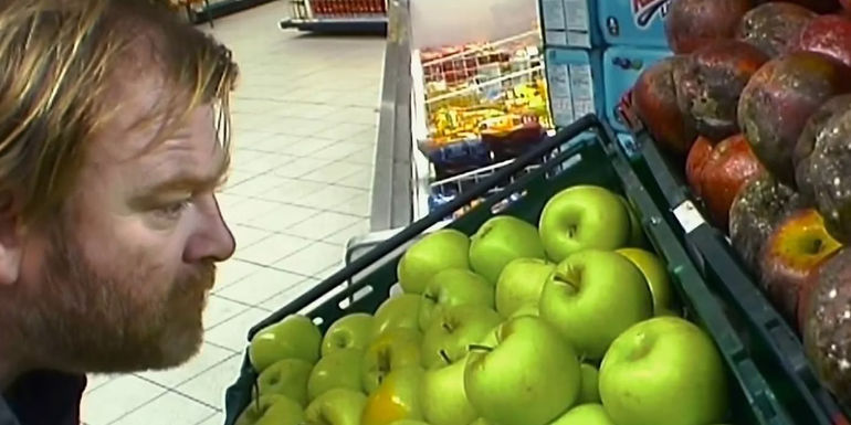 Frank looking at apples in 28 Days Later