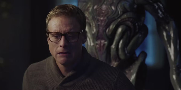 Dr. Harry Vanderspeigle and the titular alien in episode 1 of Resident Alien