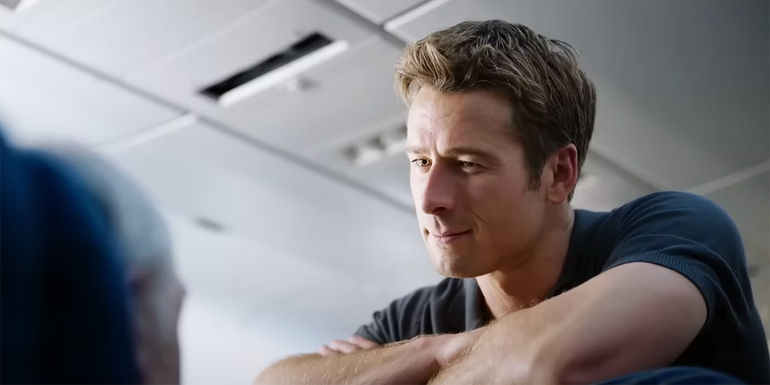Glen Powell's Ben smirking on a plane in 'Infinite Moments'