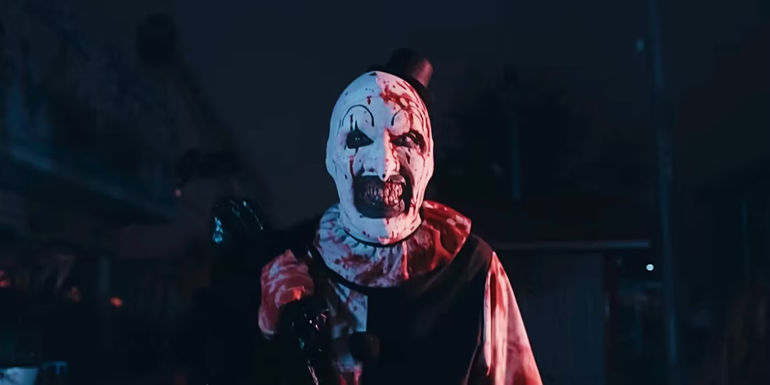 Art the Clown cầm vũ khí trong Terrifier 2