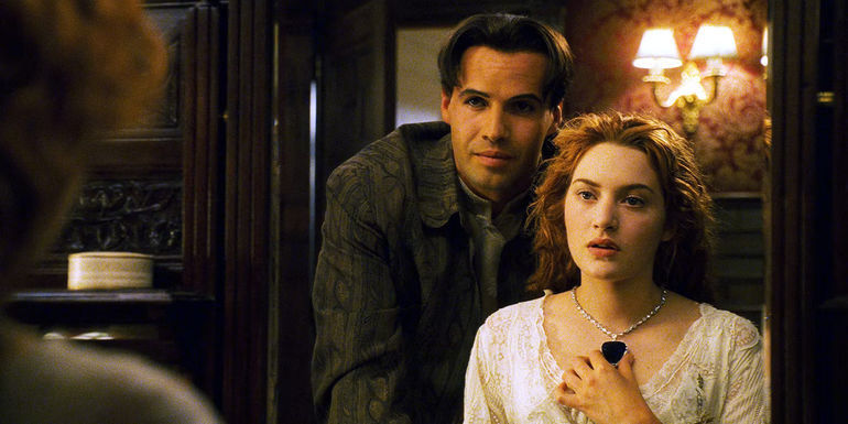 Cal (Billy Zane) giving Rose (Kate Winslet) the Heart of the Ocean in Titanic
