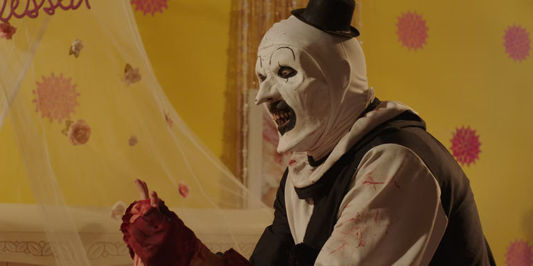 David Howard Thornton's Art the Clown in a bedroom in Terrifier 2