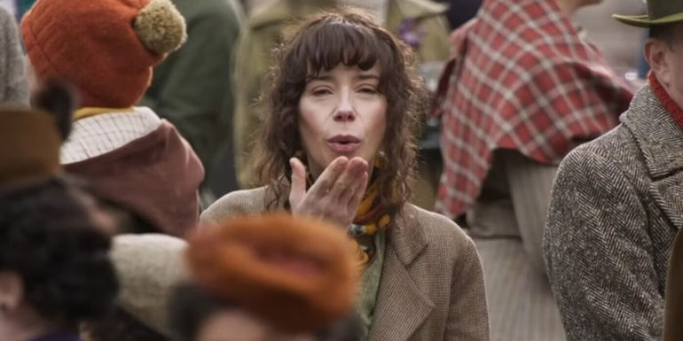 Sally Hawkins as Willy's Mother, blowing a kiss in Wonka
