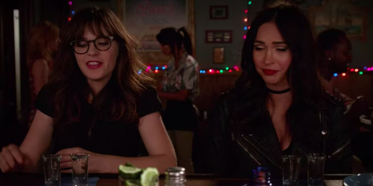 Jess (Zooey Deschanel) and Reagan (Megan Fox) at a bar in New Girl