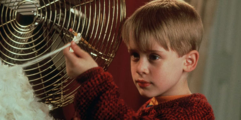 Macaulay Culkin as Kevin McCallister holding a fan in Home Alone