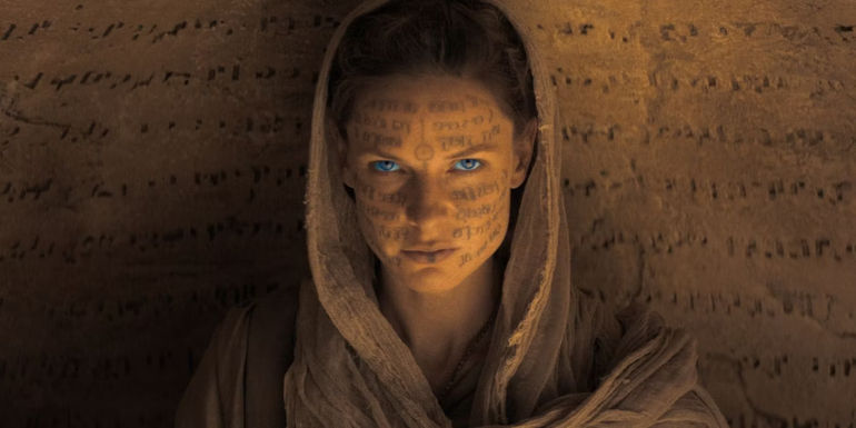 Rebecca Ferguson as Lady Jessica standing against a wall in Dune