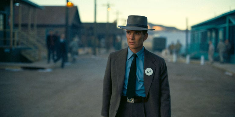 Cillian Murphy vai J. Robert Oppenheimer trong Oppenheimer nhìn ra chân trời - Why Swearing Isn't Censored For The 2024 SAG Awards On Netflix