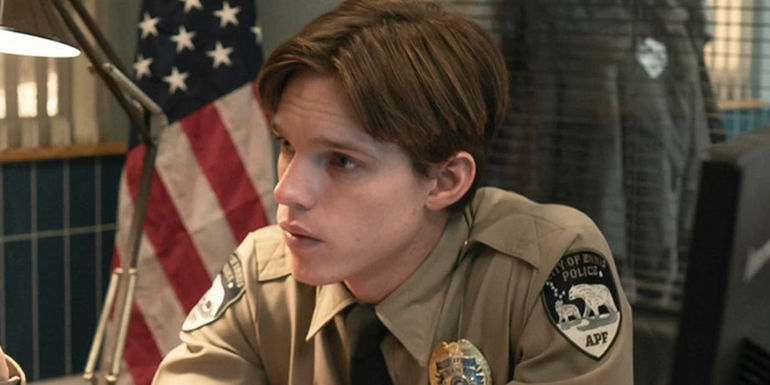 Officer Peter Prior talking to Chief Liz Danvers in True Detective Night Country - Combining Kayla & Leah Would Have Improved Night Country's Character Beats
