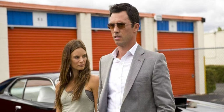 Fiona and Michael standing outside in front of a storage unit - 7 seasons - Burn Notice (2007-2013)
