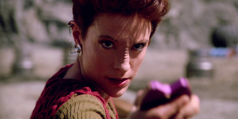 Major Kira stares down the camera, holding out a phaser - 'Beautiful' was a stereotype that Visitor -- and Kira -- didn't fit. - Star Trek's Producers Did Not Consider DS9's Nana Visitor 'A Beautiful Woman'