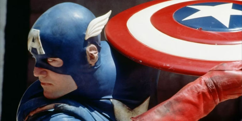 Matt Salinger's Captain America preparing to throw his shield in 1990 - Why Captain America 1990 Is So Bad