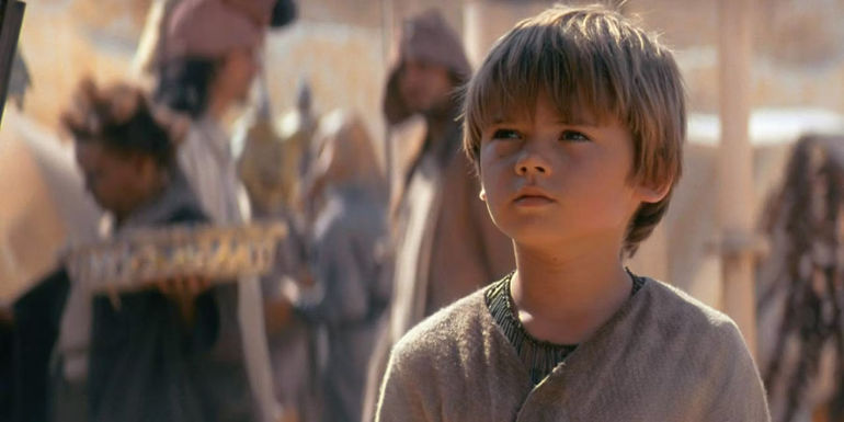 Jake Lloyd as young Anakin looks up on Tatooine in The Phantom Menace - Star Wars Sets The Scene For The Phantom Menace's Tatooine Plot