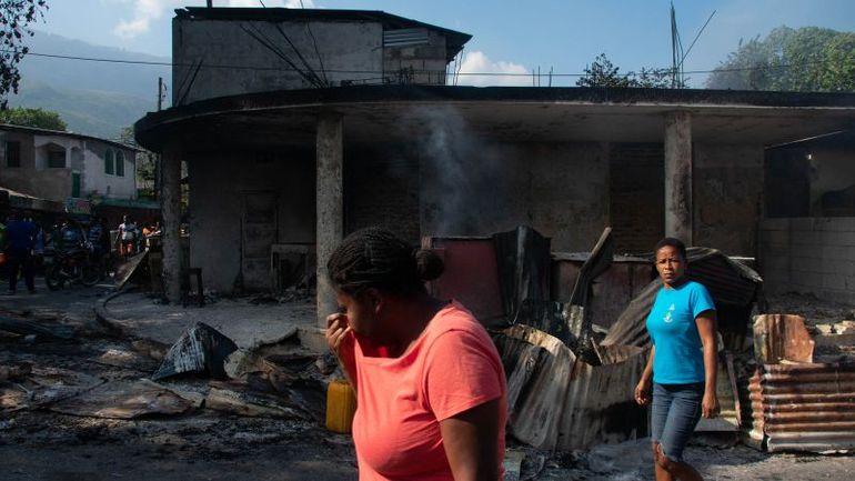 Violent Attack on Police Stations in Proximity to Haiti's National Palace amidst Escalating Gang Violence