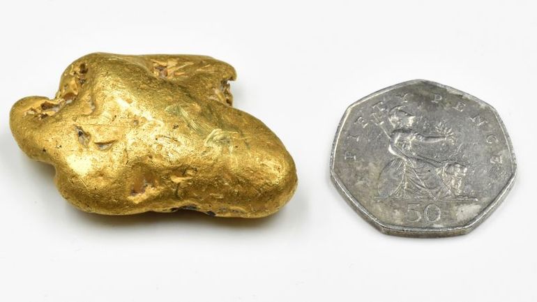 Treasure Hunter Discovers Massive Gold Nugget in England Despite Equipment Malfunction