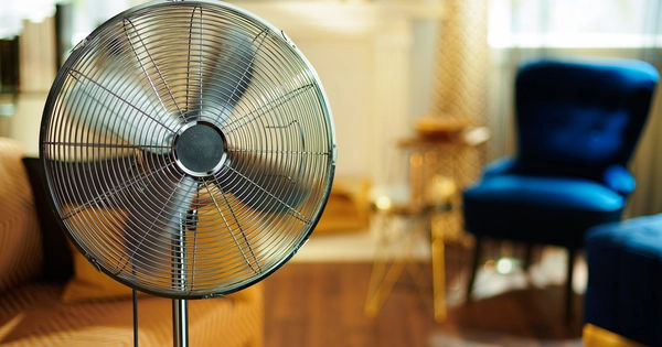 Bí mật khi dùng quạt điện mùa hè: Để quay hay đứng yên?