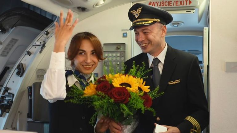 Flight attendant receives surprise proposal from pilot during in-flight journey