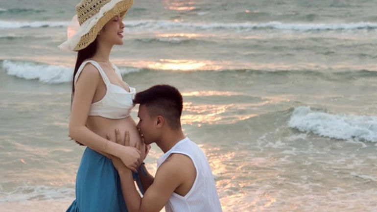 Hành trình tình yêu của cặp đôi Quang Hải - Chu Thanh Huyền: Bầu nét căng, hôn bụng bầu đầy cảm xúc