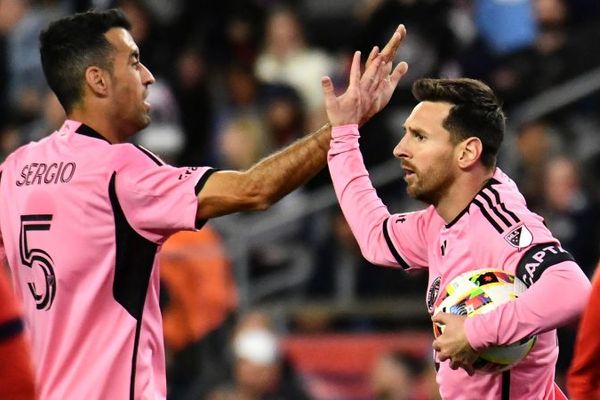 Lionel Messi shines with a double and sets new records in a dominant ...