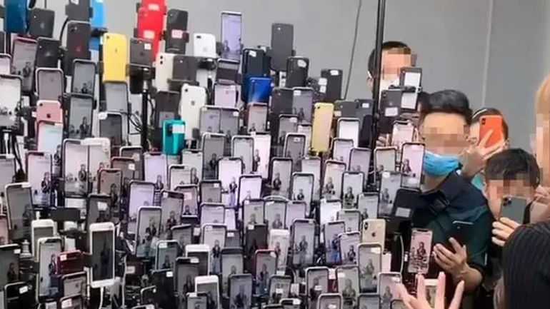 Bí Mật Đằng Sau Chiếc Điện Thoại Phát Sáng 24/7