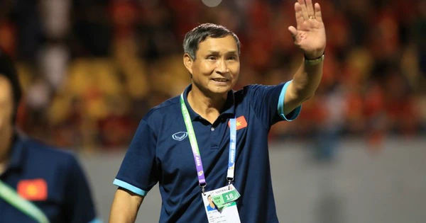 Hành Trình Trở Lại Đầy Bất Ngờ của HLV Mai Đức Chung: Chìm Đắm Trong Biển Sắc Áo Đỏ