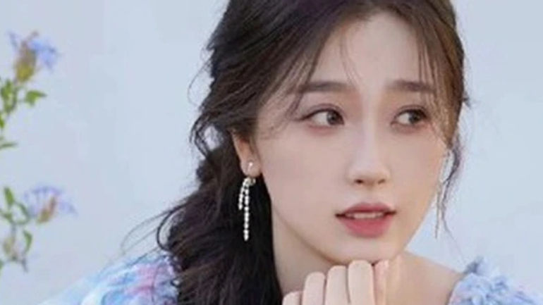 Những Mỹ Nữ Bị Gắn Mác 'Bình Hoa Di Động' - Sự Thật Đằng Sau Vẻ Ngoại Hình