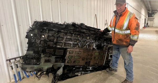 Khám phá mảnh vỡ không gian nghi ngờ từ SpaceX rơi xuống trang trại Canada