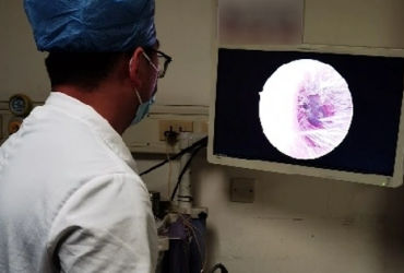 Bí mật đằng sau hành động âu yếm khiến cô gái thủng màng nhĩ