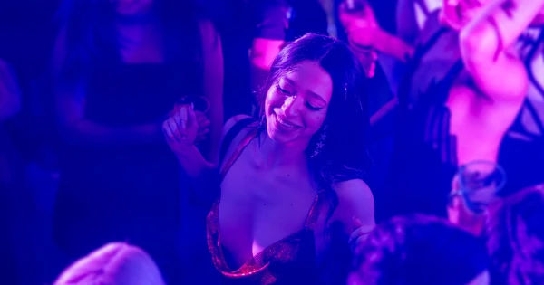 Anora - Bức Chân Dung Thơ Mộng và Đau Đớn của Mikey Madison