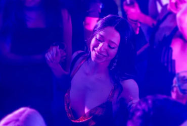 Anora - Bức Chân Dung Thơ Mộng và Đau Đớn của Mikey Madison