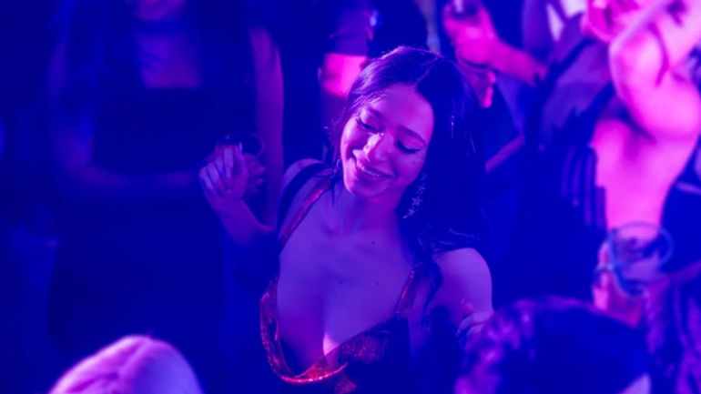 Anora - Bức Chân Dung Thơ Mộng và Đau Đớn của Mikey Madison