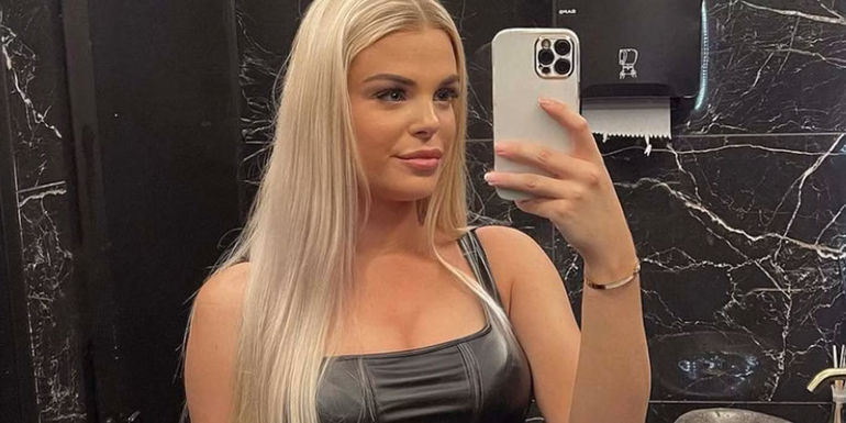 Kirsten Schoemaker 90 Day Fiancé: The Other Way season 5 taking selfie