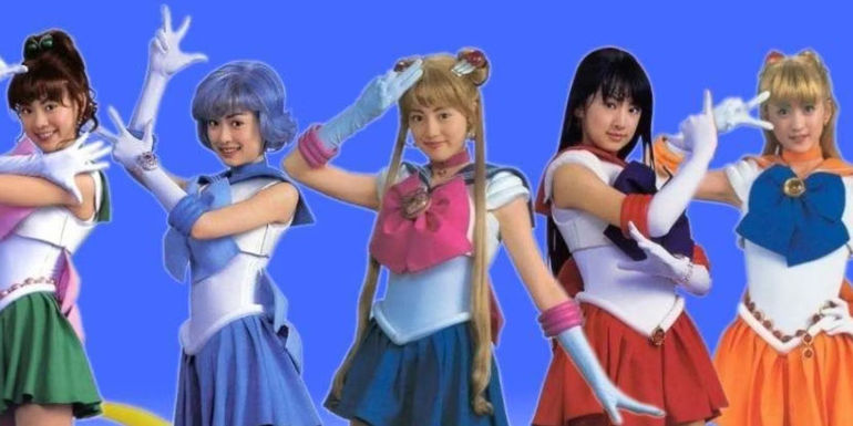 The live-action cast for Pretty Guardian Sailor Moon do their respective characters' iconic poses