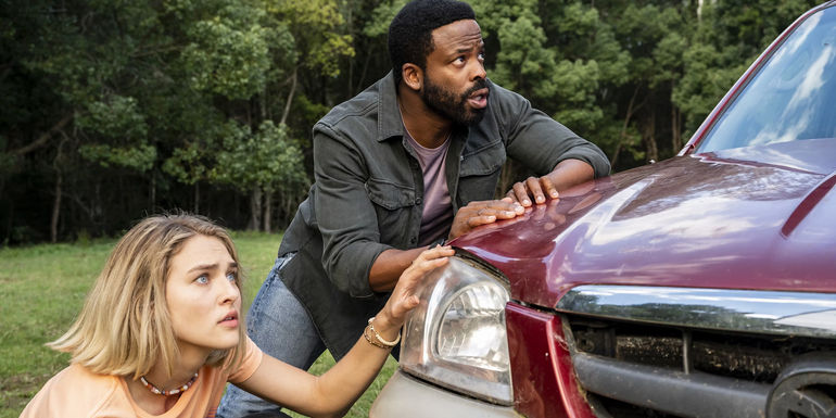 Zyra Gorecki as Izzy and Chiké Okonkwo as Ty in La Brea 301