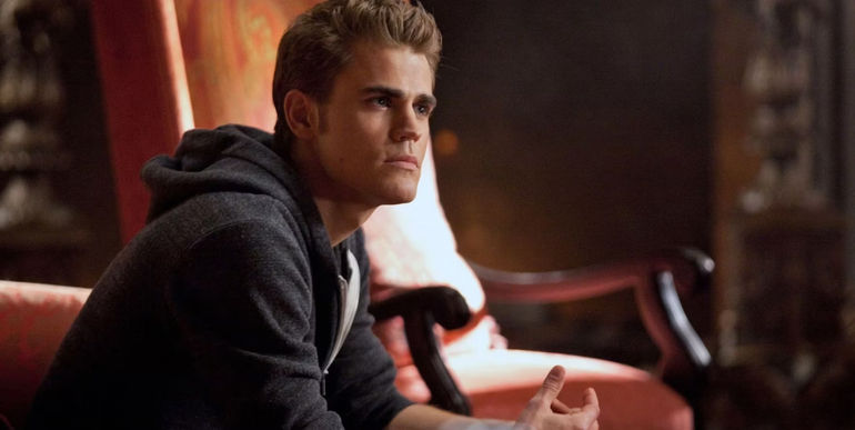 Stefan seated and listening in The Vampire Diaries episode Memory Lane