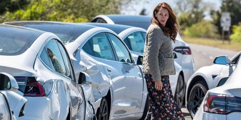Julia Roberts inspecting Teslas in Leave the World Behind