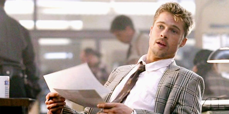 Detective Mills holding papers in Se7en.