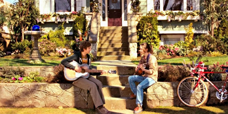 Michael Cera and Elliot Page perform a duet at the end of Juno