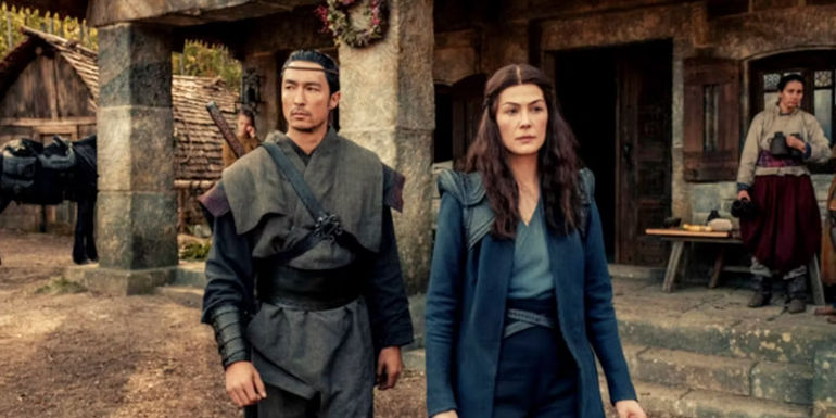 Daniel Henney as Lan and Rosamund Pike as Moiraine in Wheel of Time.