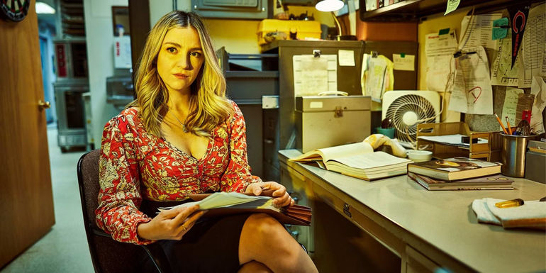 Abby Elliott sitting in an office in The Bear