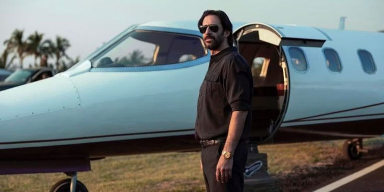 Fuentes watches as the military approaches his plane to arrest him in Narcos: Mexico