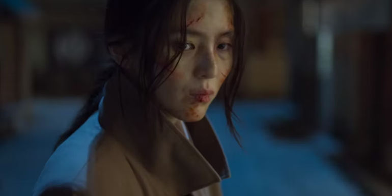 An injured Chae-ok in Gyeongseong Creature episode 7