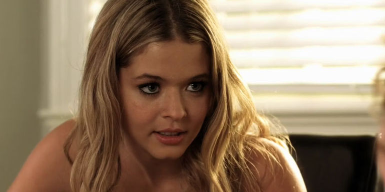 An image of Alison Dilaurentis smiling in Pretty Little Liars