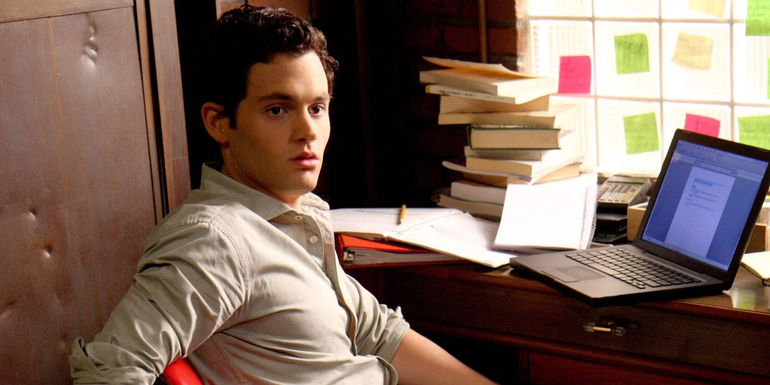 Dan sitting at his computer in Gossip Girl