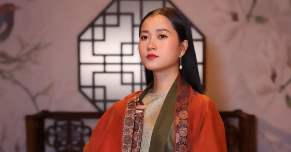 Nữ diễn viên hài ​​kỳ cựu tiêm kháng sinh trực tiếp vào cổ họng để thể hiện bài hát độc đáo